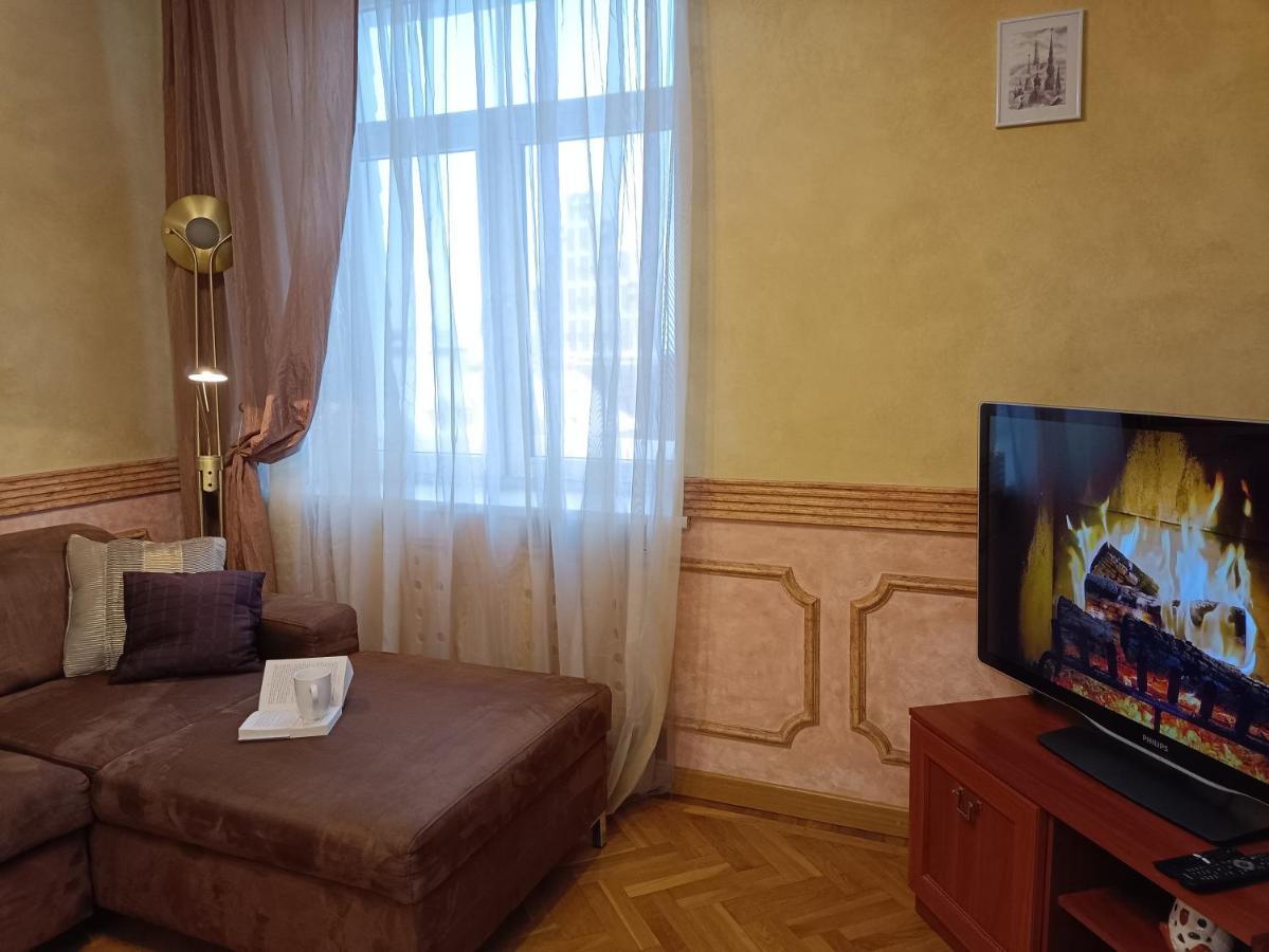 Old Town Retreat With Stunning Views 2 Bedroom Nearby The Church Of Saint Peter Рига